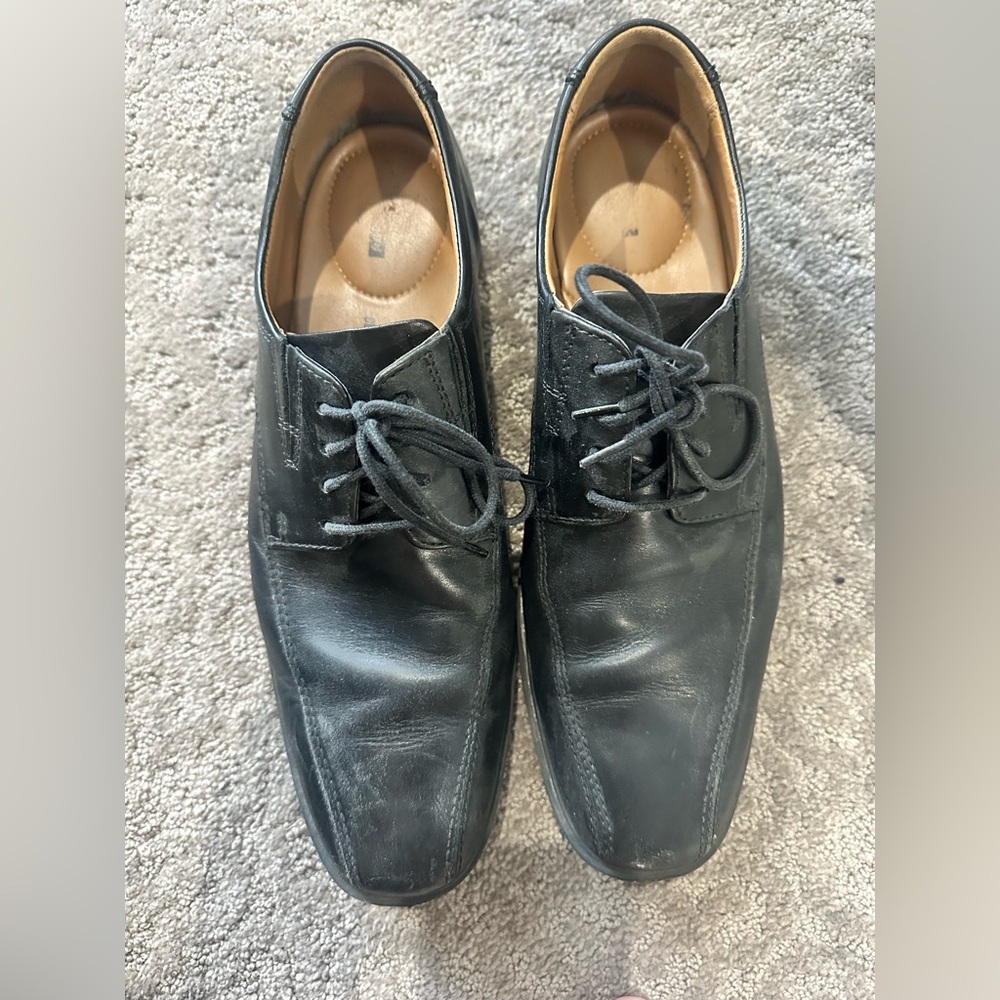 Men’s size 11 black Clarks dress shoes with laces